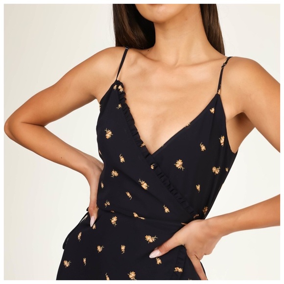 🆕Navy print wrap around dress - Picture 2 of 8